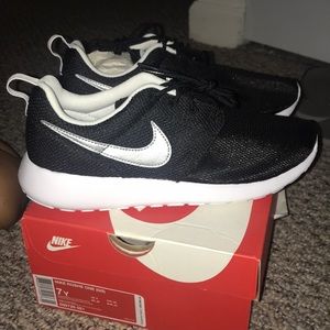Nike Roshe One Size 7Y